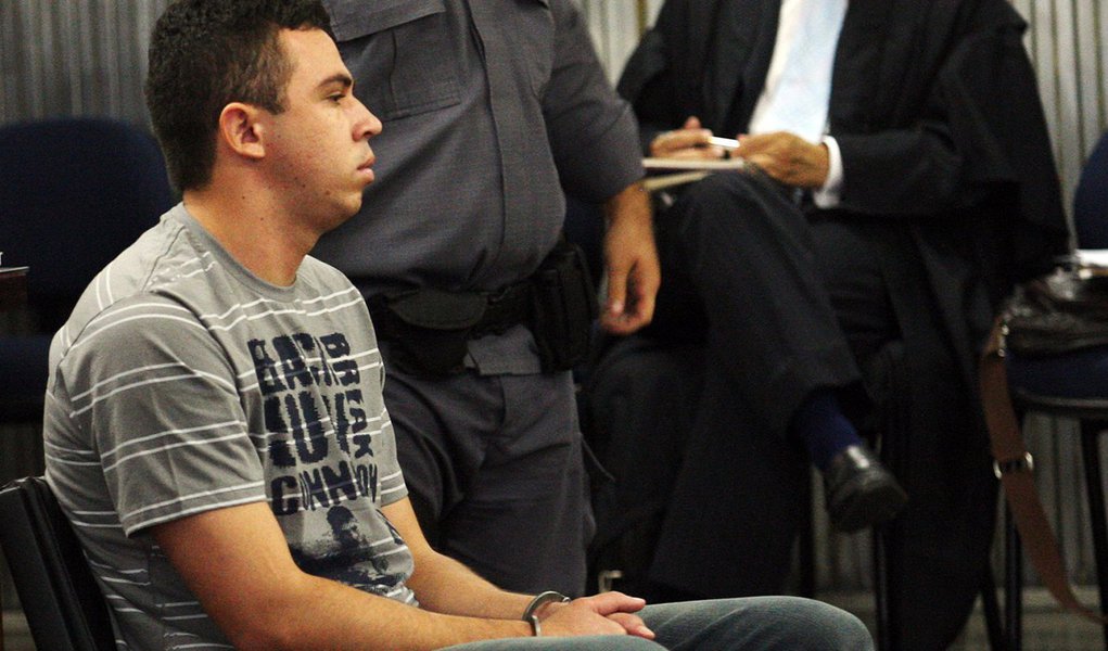 Lindemberg pede perdão para a mãe de Eloá (Foto: ANDRÉ LESSA/AGÊNCIA ESTADO) Lindemberg pede perdão para a mãe de Eloá