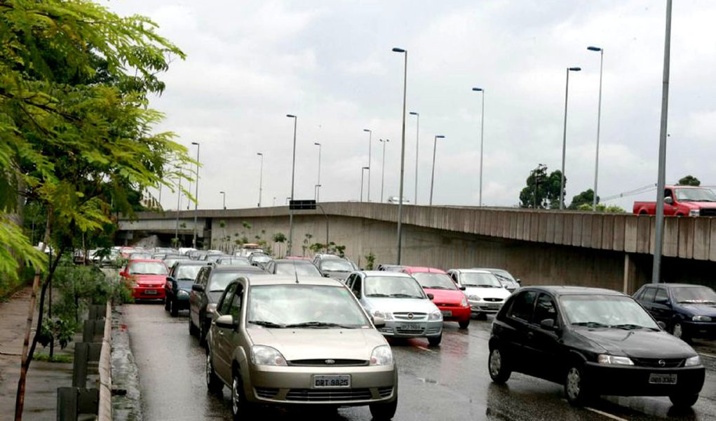 Rodízio de veículos volta a funcionar em São Paulo (Foto: Mario/Agência Estado) Rodízio de veículos volta a funcionar em São Paulo
