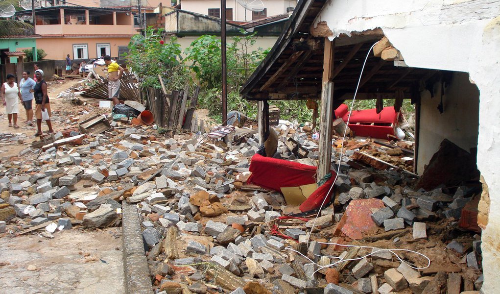 Minas já soma 153 cidades em situação de emergência (Foto: RENATO FONSECA/Agência Estado) Minas já soma 153 cidades em situação de emergência