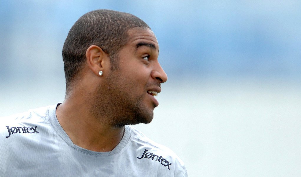 Adriano confirmado para o clássico contra o Santos (Foto: MAURO HORITA/AGÊNCIA ESTADO) Adriano confirmado para o clássico contra o Santos