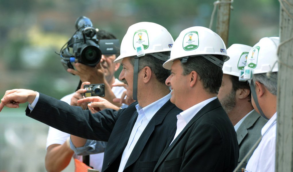 Aldo aprova o andamento das obras na Arena-PE (Foto: Aldo Carneiro/AE) Aldo aprova o andamento das obras na Arena-PE