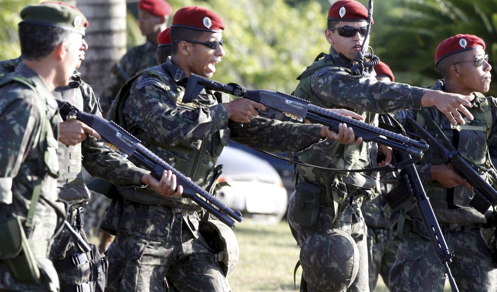 PMs cercados por Exército apelam para bispo (Foto: LÚCIO TÁVORA/ AGÊNCIA ESTADO) PMs cercados por Exército apelam para bispo