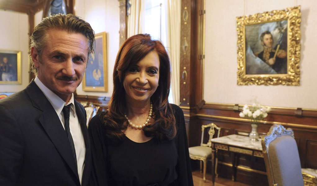 Sean Penn apoia Argentina na disputa pelas Malvinas (Foto: Argentine Presidency/REUTERS ) Sean Penn apoia Argentina na disputa pelas Malvinas