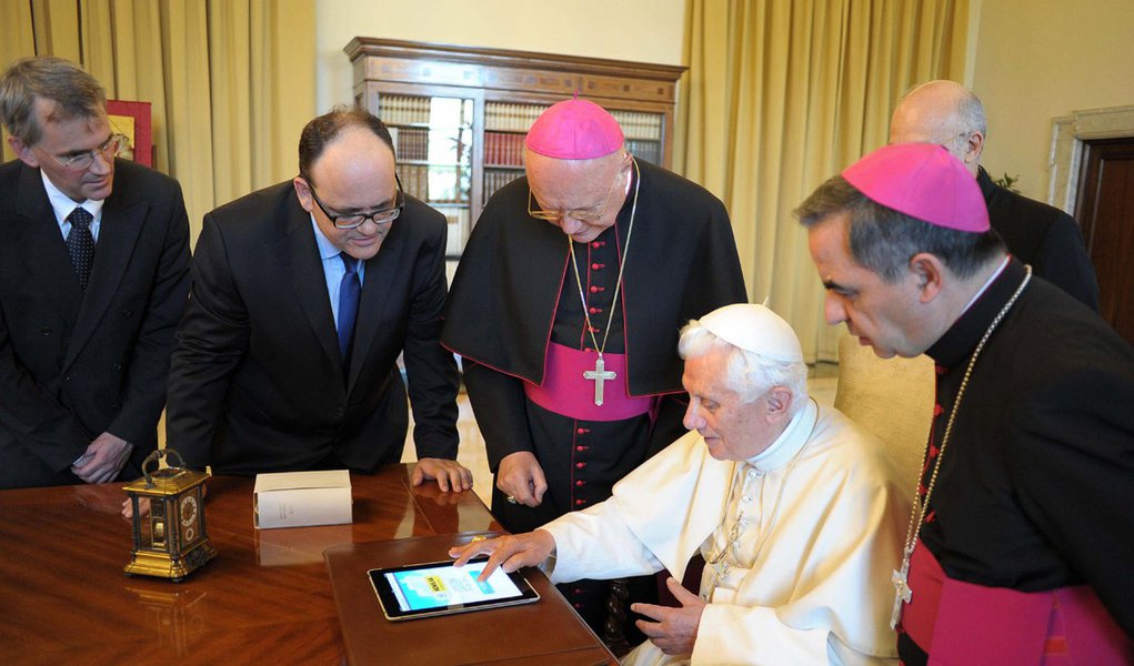 Papa prepara sua conta pessoal no Twitter (Foto: Servizio Fotografico L' Observatore Romano) Papa prepara sua conta pessoal no Twitter