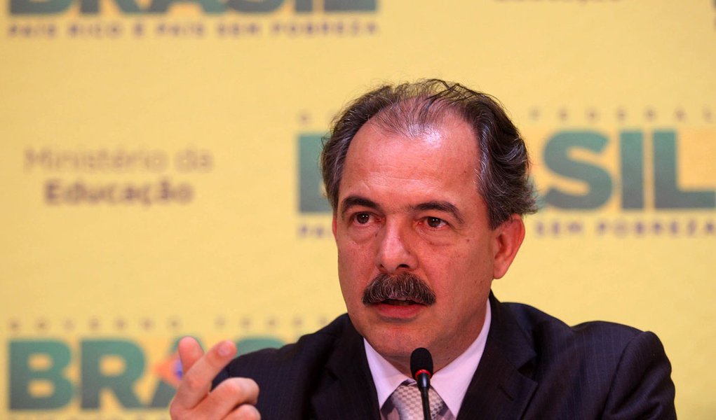 Mercadante defende reajuste para professores (Foto: BETO BARATA/AGÊNCIA ESTADO) Mercadante defende reajuste para professores