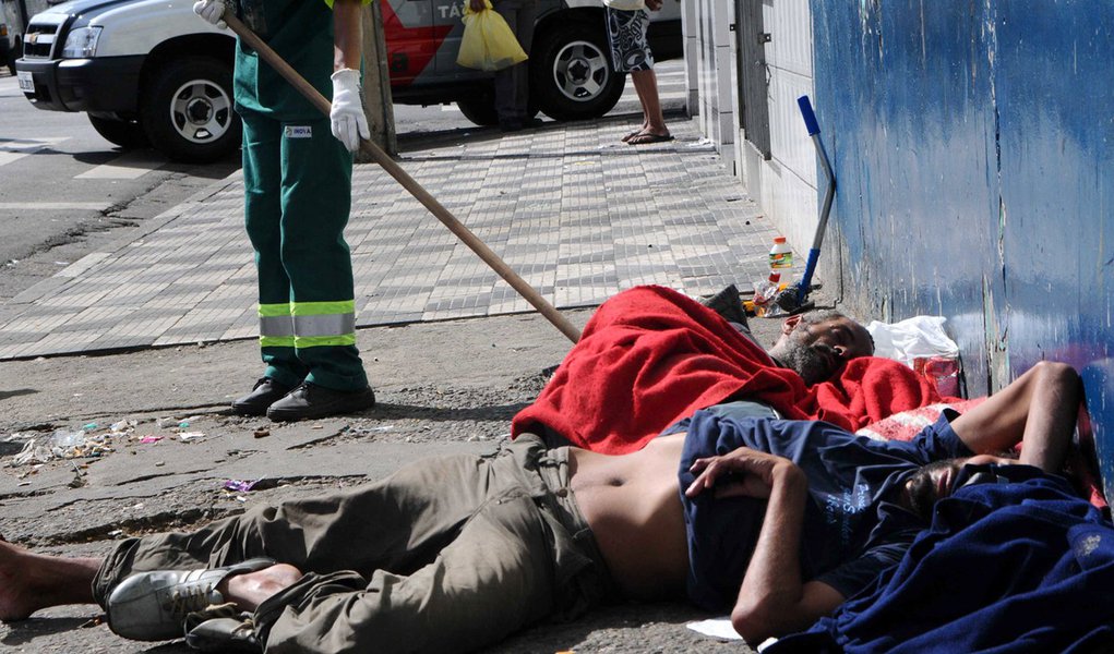 Polícia libera viciados de volta à cracolândia (Foto: ADRIANO LIMA/AGÊNCIA ESTADO) Polícia libera viciados de volta à cracolândia