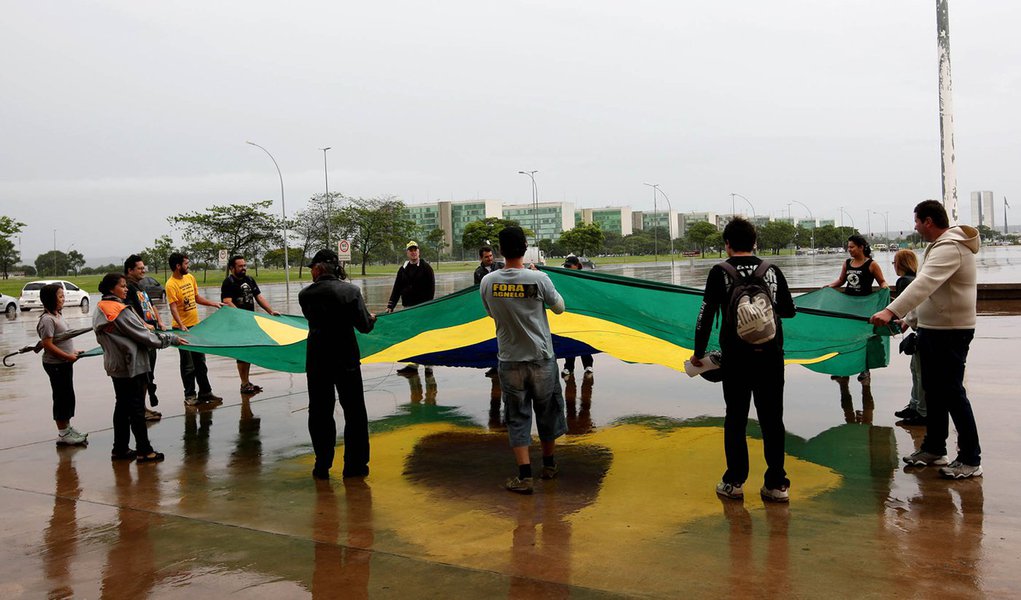 Com chuva, marchas se esvaziam no feriado (Foto: BETO BARATA/AGÊNCIA ESTADO) Com chuva, marchas se esvaziam no feriado