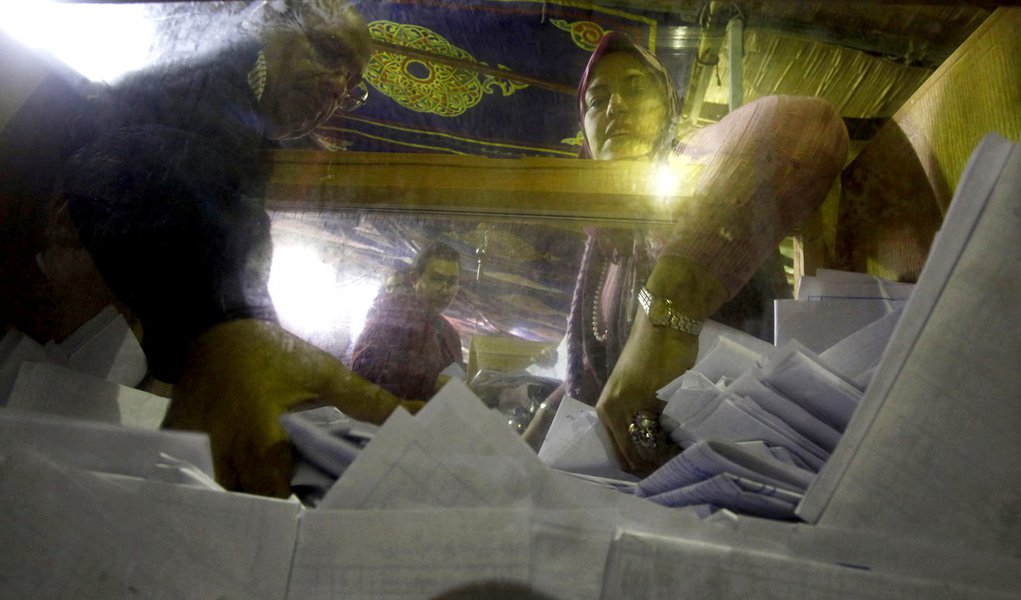 Resultado parcial mostra vitória de islâmicos no Egito (Foto: Mohamed Abd El-Ghany/ REUTERS) www.brasil247.com - Resultado parcial mostra vitória de islâmicos no Egito