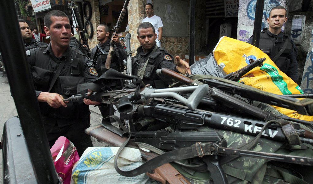 Bope já apreendeu 29 fuzis hoje na Rocinha (Foto: Wilton Junior/Agência Estado) Bope já apreendeu 29 fuzis hoje na Rocinha