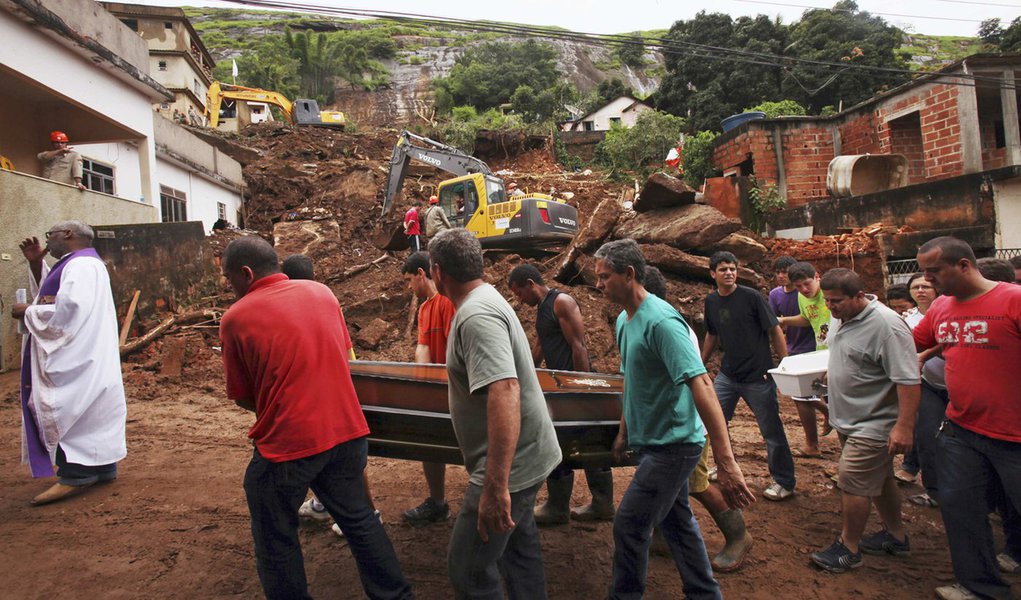Sobe para 22 número de mortos em Sapucaia, no Rio (Foto: Ana Carolina Fernandes/REUTERS) Sobe para 22 número de mortos em Sapucaia, no Rio