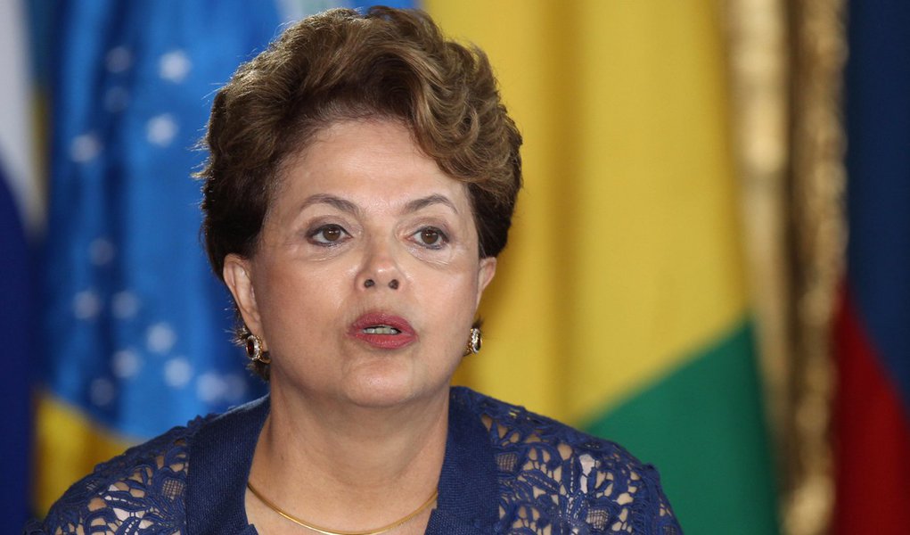 Dilma diz que crise pode atrapalhar Brasil e critica FMI (Foto: LÚCIO TÁVORA/ AGÊNCIA ESTADO) Dilma diz que crise pode atrapalhar Brasil e critica FMI
