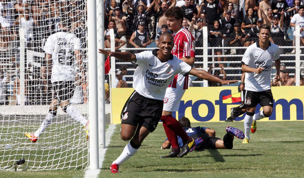 Corinthians vence na Copinha, mas perde liderança (Foto: LÉO SANTOS/AGÊNCIA ESTADO) Corinthians vence na Copinha, mas perde liderança