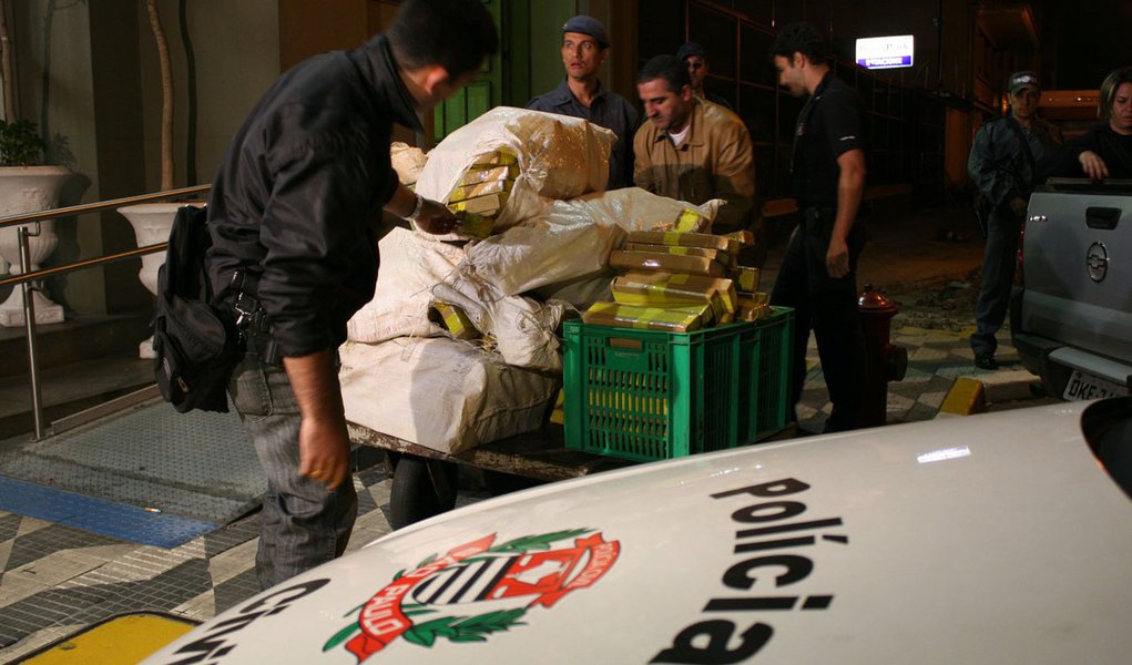 PM apreende 300 quilos de maconha em São Paulo (Foto: EDISON TEMOTEO/AGÊNCIA ESTADO) www.brasil247.com - PM apreende 300 quilos de maconha em São Paulo