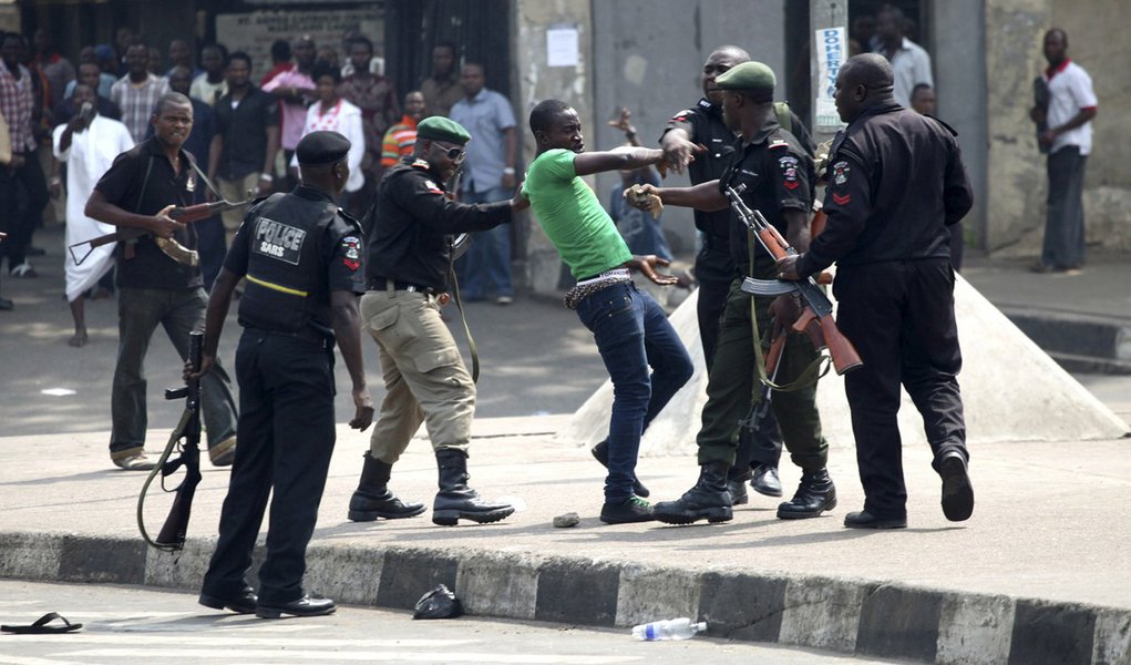 Violência cresce e centenas deixam casas na Nigéria (Foto: Akintunde Akinleye/REUTERS) Violência cresce e centenas deixam casas na Nigéria