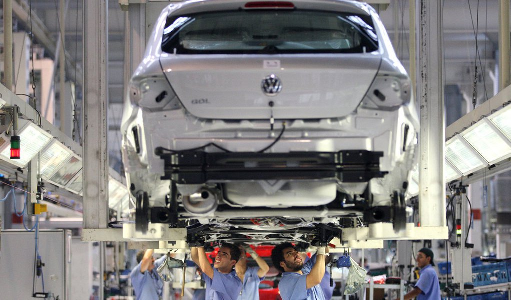 Volks iniciará operações de sua central de distribuição em Suape (Foto: Clayton de Souza/AE) Volks iniciará operações de sua central de distribuição em Suape