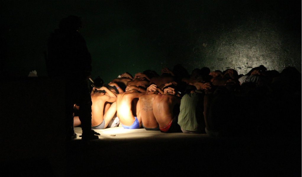 Rebelião deixa três internos mortos na Funase (Foto: Guga Matos/JC Imagem/AE) Rebelião deixa três internos mortos na Funase