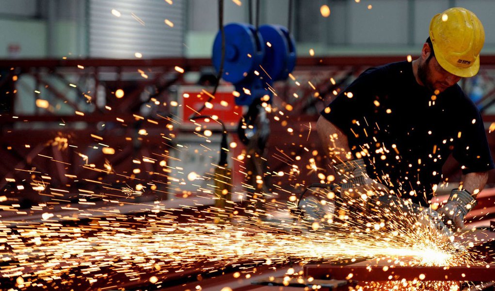 Emprego industrial cai 0,4% em março (Foto: DIVULGAÇÃO) Emprego industrial cai 0,4% em março