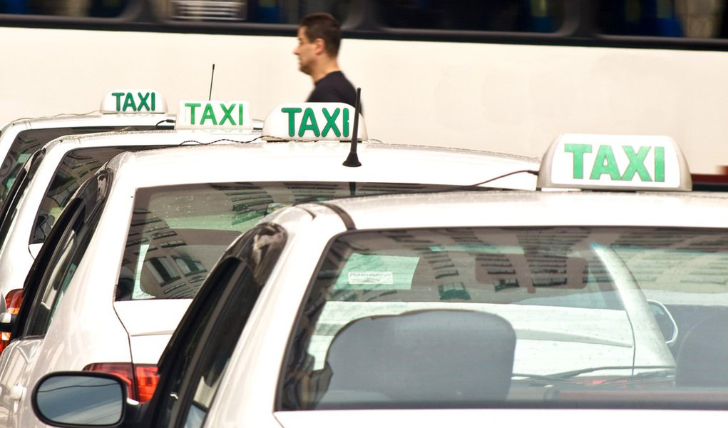 Foliões denunciam taxistas durante o Carnaval (Foto: Alf Ribeiro/AE) Foliões denunciam taxistas durante o Carnaval