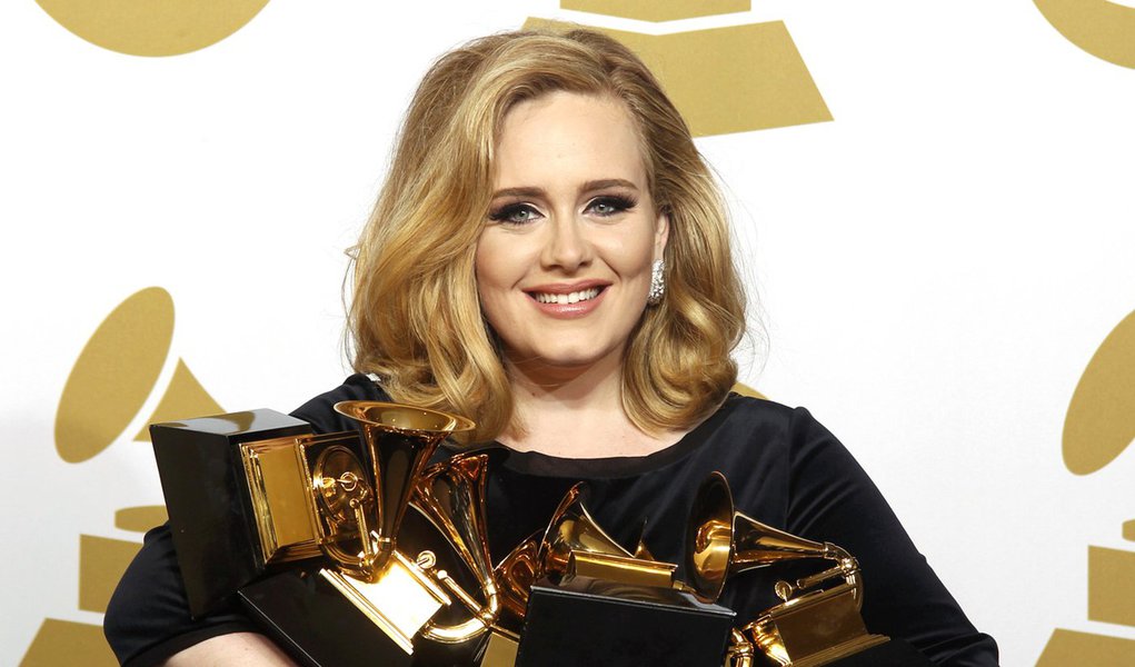 Adele brilha na premiação do Grammy 2012 (Foto: Lucy Nicholson/REUTERS ) Adele brilha na premiação do Grammy 2012