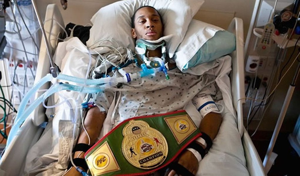 MMA deixa jovem tetraplégico. Vale o lucro? (Foto: DIVULGAÇÃO) MMA deixa jovem tetraplégico. Vale o lucro?