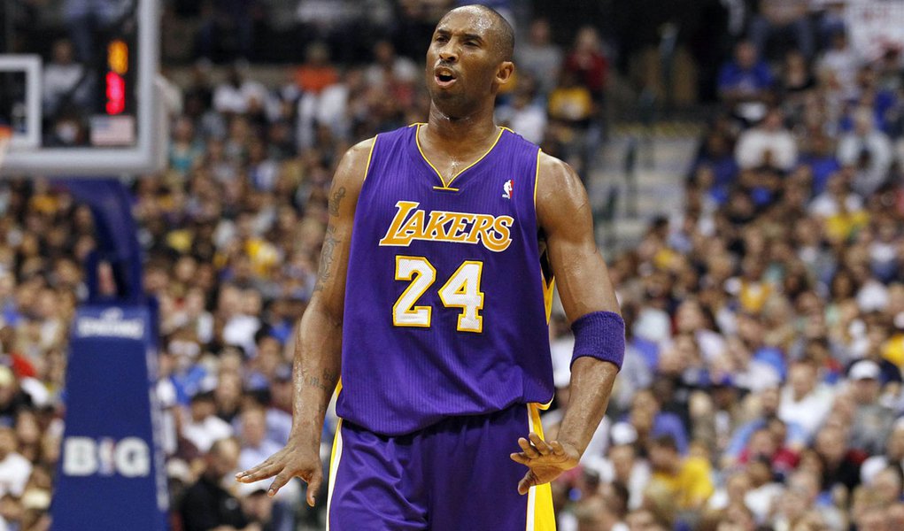 Com máscara, Bryant lidera vitória do Lakers na NBA (Foto: MIKE STONE/REUTERS) Com máscara, Bryant lidera vitória do Lakers na NBA