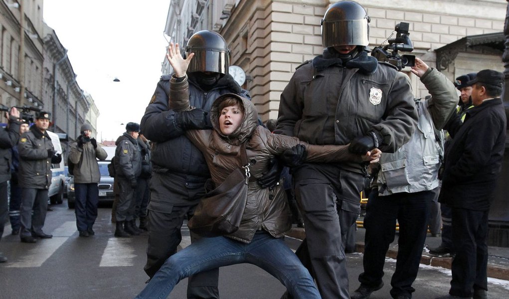 Manifestantes pedem nova eleição após vitória de Putin (Foto: ALEXANDER DEMIANCHUK/Reuters) Manifestantes pedem nova eleição após vitória de Putin