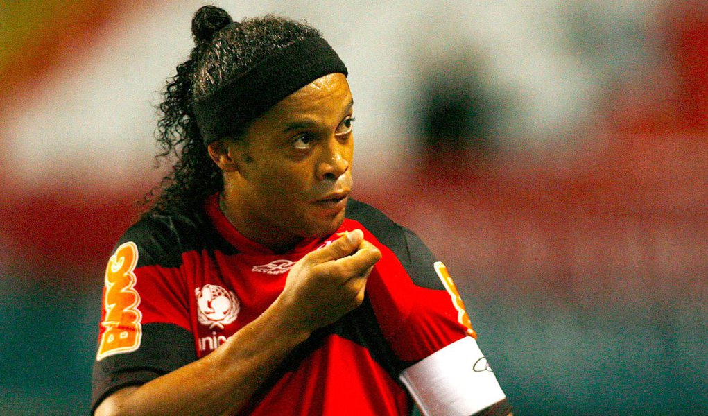 Ronaldinho marca, é expulso e Fla derrota Flu por 2 a 0 (Foto: André Portugal/VIPCOMM) Ronaldinho marca, é expulso e Fla derrota Flu por 2 a 0