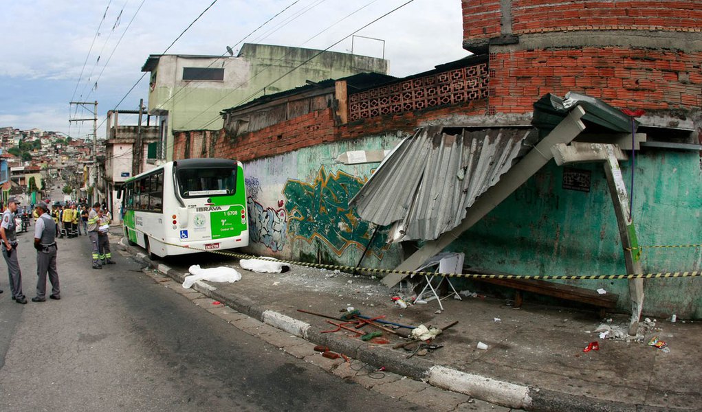 Acidente com micro-ônibus deixa dois mortos em SP (Foto: MARIO ÂNGELO/AGÊNCIA ESTADO) Acidente com micro-ônibus deixa dois mortos em SP