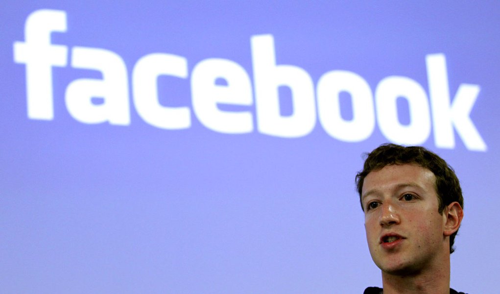 As ações caem, Zuckerberg se diverte (Foto: Robert Galbraith/REUTERS) As ações caem, Zuckerberg se diverte