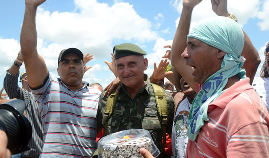General das forças de segurança na Bahia recebe bolo de grevistas (Foto: Karol Azevedo/Bahia 247) General das forças de segurança na Bahia recebe bolo de grevistas