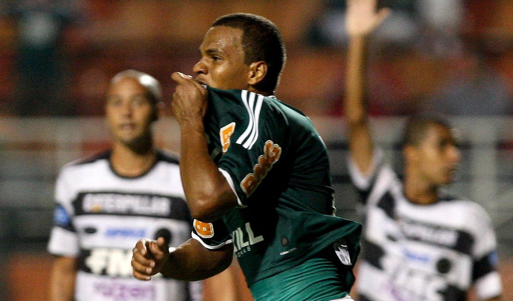 Palmeiras sofre, mas vence no Pacaembu e vira líder (Foto: CESAR GRECO/AGÊNCIA ESTADO) Palmeiras sofre, mas vence no Pacaembu e vira líder