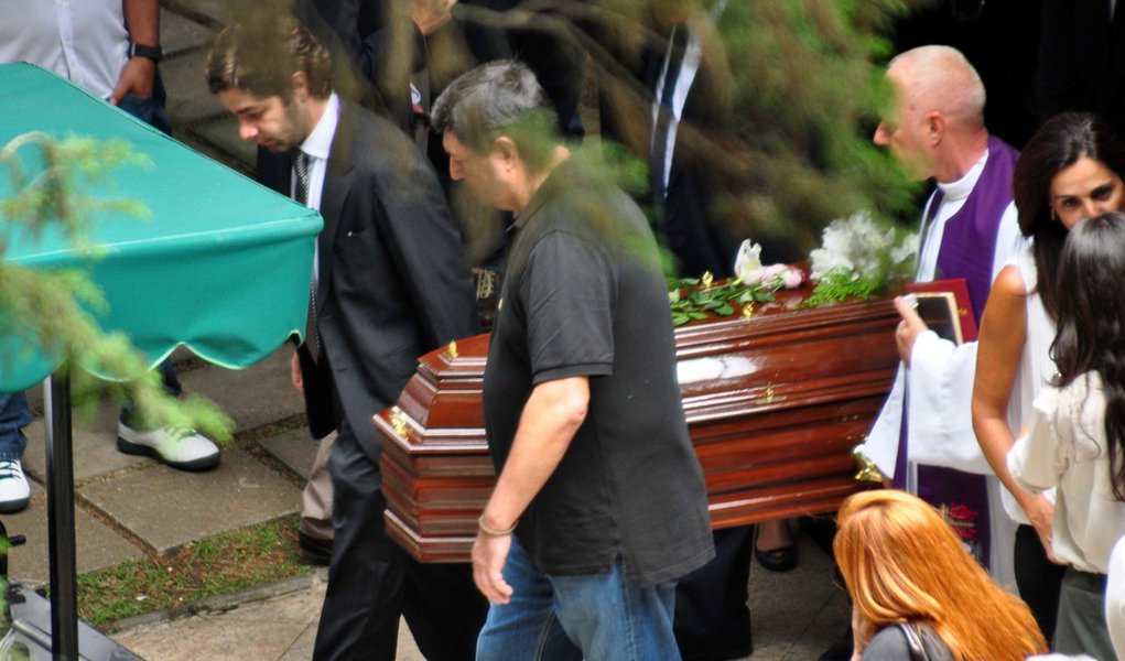 Eliana Tranchesi, da Daslu, é sepultada (Foto: CRISTIANO NOVAIS/ AGÊNCIA ESTADO) Eliana Tranchesi, da Daslu, é sepultada