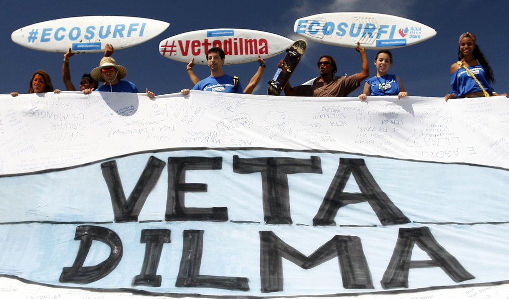 Protesto contra novo Código Florestal (Foto: Ueslei Marcelino/Reuters) Protesto contra novo Código Florestal