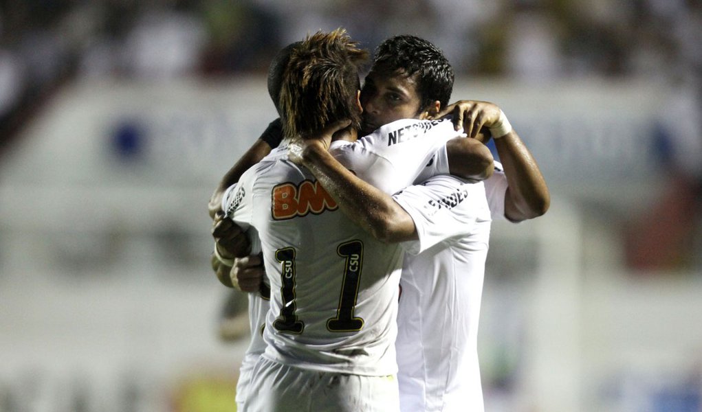 Santos bate Comercial e conquista 4.ª vitória seguida (Foto: DANIEL TEIXEIRA/AGÊNCIA ESTADO) Santos bate Comercial e conquista 4.ª vitória seguida
