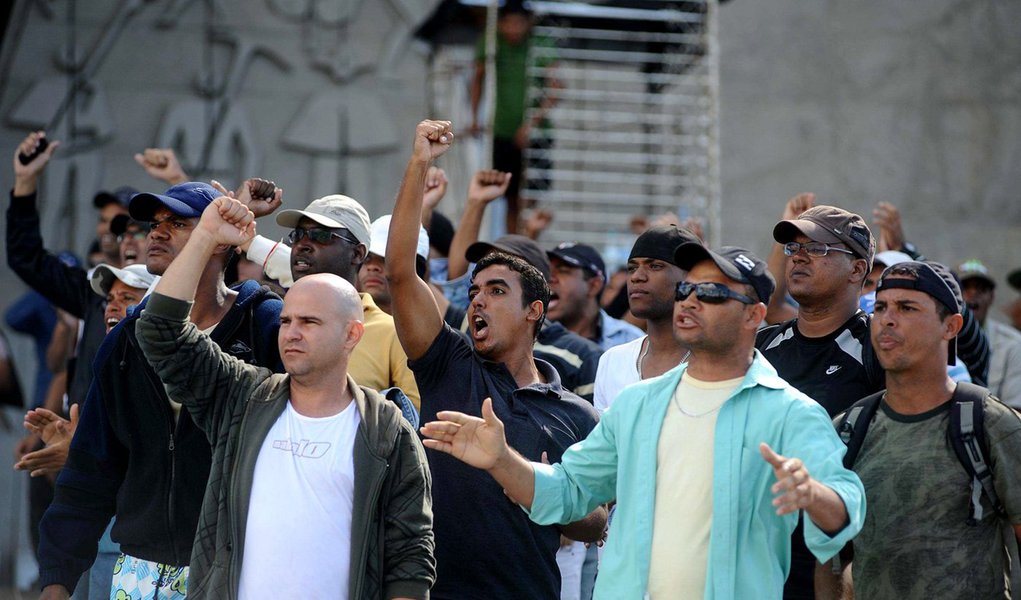 PMs de 8 Estados ameaçam entrar em greve (Foto: Lunae Parracho/REUTERS) PMs de 8 Estados ameaçam entrar em greve