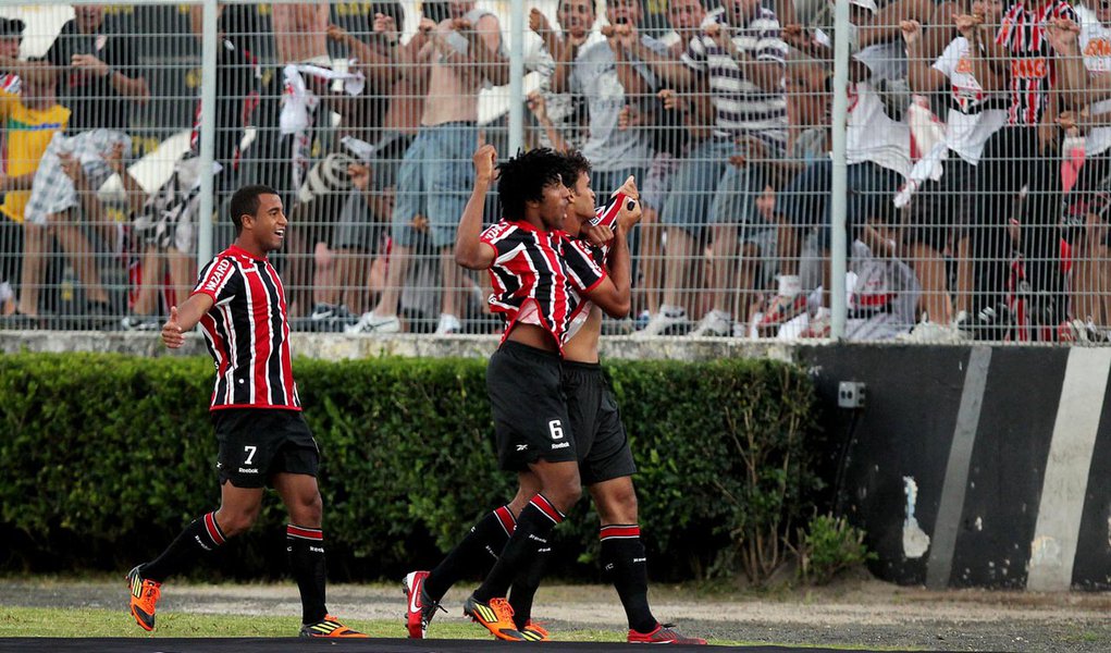 São Paulo vence por 3 a 1 a Ponte e assume liderança do Paulistão (Foto: Gaspar Nóbrega/VIPCOMM) São Paulo vence por 3 a 1 a Ponte e assume liderança do Paulistão