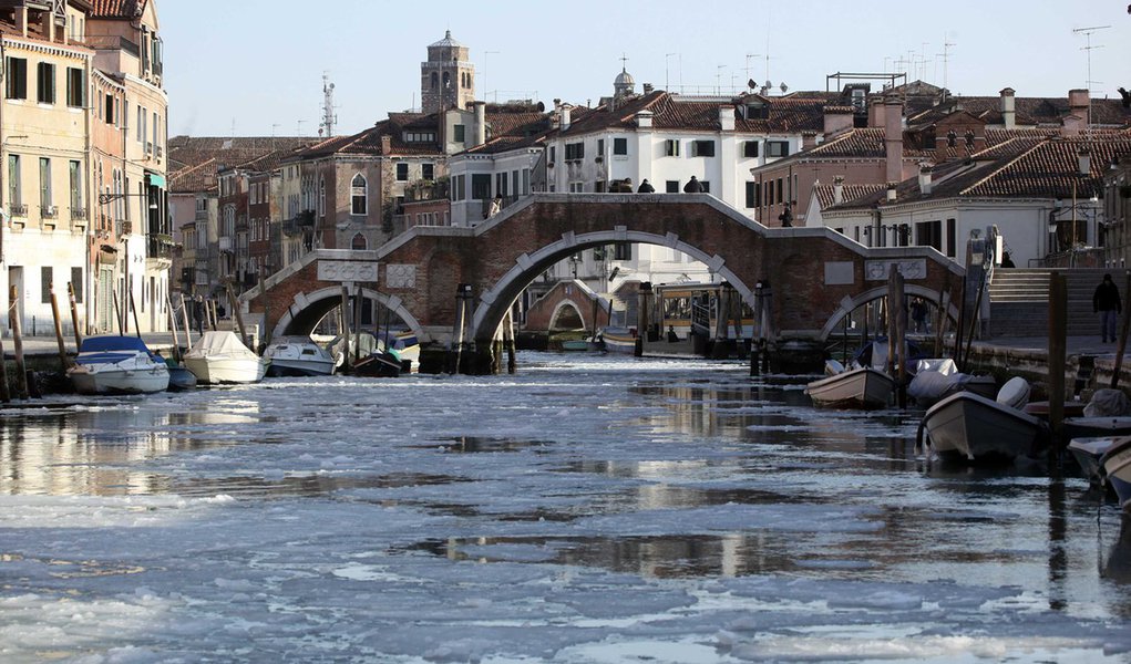 Frio na Europa: a culpa é do aquecimento global (Foto: Manuel Silvestri/Reuters ) Frio na Europa: a culpa é do aquecimento global