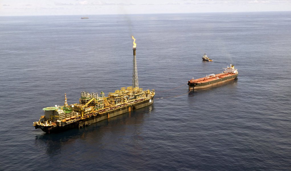 Petrobras conclui limpeza de vazamento da P-43 (Foto: AGÊNCIA PETROBRAS) Petrobras conclui limpeza de vazamento da P-43