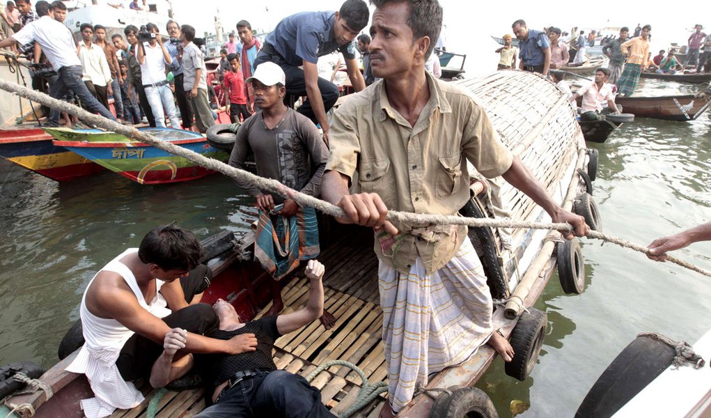 Acidente com balsa deixa 30 mortos em Bangladesh (Foto: Andrew Biraj/REUTERS ) Acidente com balsa deixa 30 mortos em Bangladesh