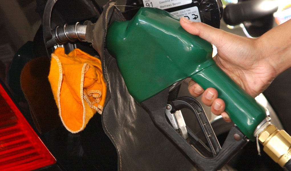 Petrobras coloca no mercado gasolina menos poluente (Foto: Arquivo Agência Brasil) Petrobras coloca no mercado gasolina menos poluente