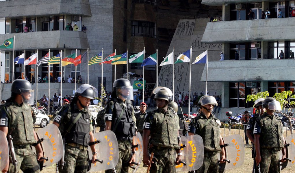 PMs sitiados por Exército terão comida para crianças (Foto: ERNESTO RODRIGUES/AGÊNCIA ESTADO) PMs sitiados por Exército terão comida para crianças