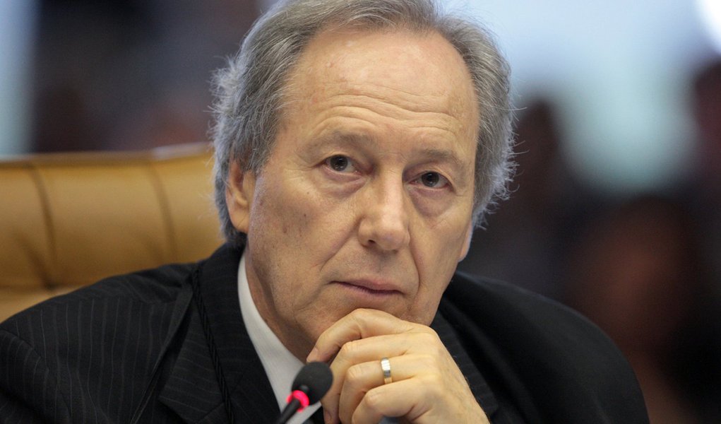 Lewandowski se diz perplexo com ataques de Barbosa (Foto: Nelson Jr./SCO/STF ) Lewandowski se diz perplexo com ataques de Barbosa