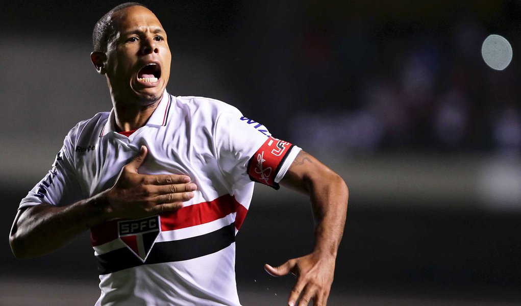 Luís Fabiano marca dois e São Paulo se classifica (Foto: Wagner Carmo/VIPCOMM) Luís Fabiano marca dois e São Paulo se classifica