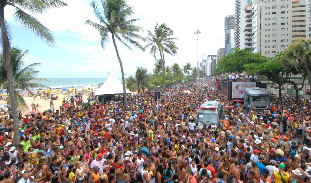 Um Camburão que arrasta 200 mil no Recife (Foto: Bobby Fabisak/JC Imagem/AE) Um Camburão que arrasta 200 mil no Recife