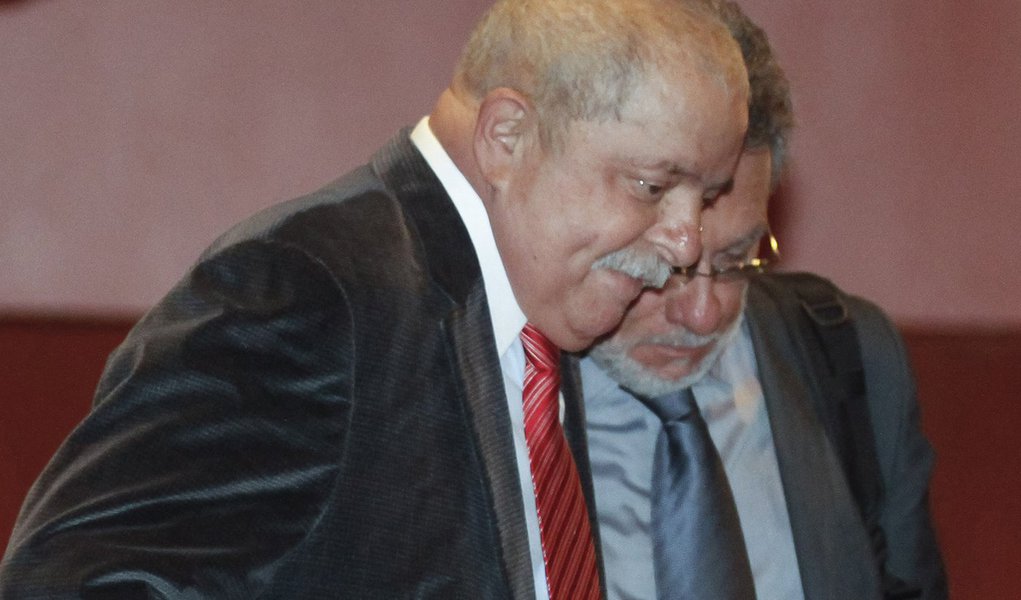 Lula aparece de bengala e reclama da voz (Foto: Frame/Folhapress) Lula aparece de bengala e reclama da voz