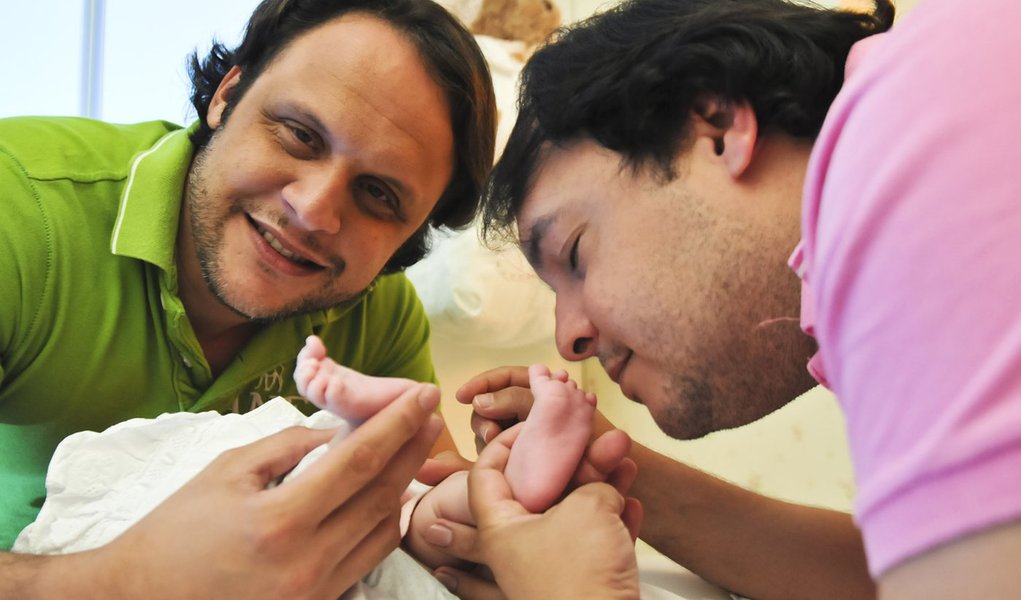 Casal gay pernambucano registra bebê “in vitro” (Foto: Bernardo Soares/JC Imagem/AE) Casal gay pernambucano registra bebê “in vitro”