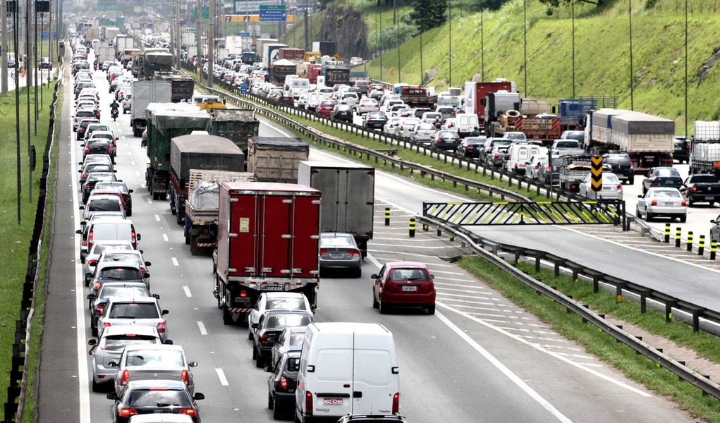 Rodovias paulistas registram congestionamento ao longo do dia (Foto: ALOISIO MAURICIO/AGÊNCIA ESTADO) Rodovias paulistas registram congestionamento ao longo do dia