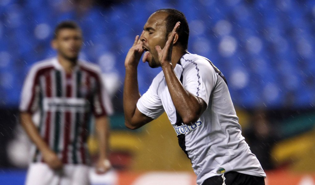 Vasco ganha do Fluminense e garante vaga antecipada (Foto: IDE GOMES/Agência Estado) Vasco ganha do Fluminense e garante vaga antecipada