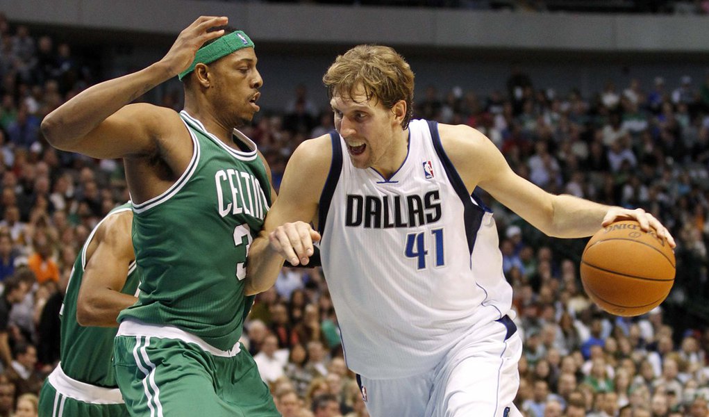 Nowitzki se torna 20º maior cestinha da história da NBA (Foto: Mike Stone/Reuters) Nowitzki se torna 20º maior cestinha da história da NBA