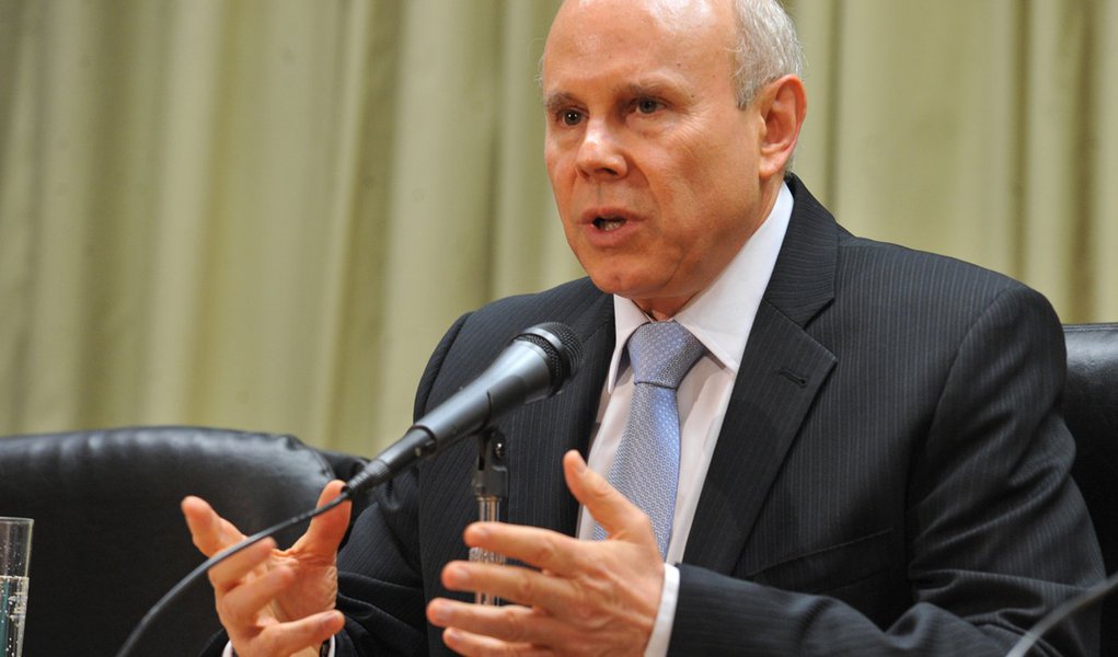 Mantega: prioridade é investimento, não reajuste a servidor (Foto: Elza fiúza/ABr ) Mantega: prioridade é investimento, não reajuste a servidor